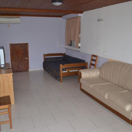 Artemis Apartments Paralia Dionisiou Eksteriør billede